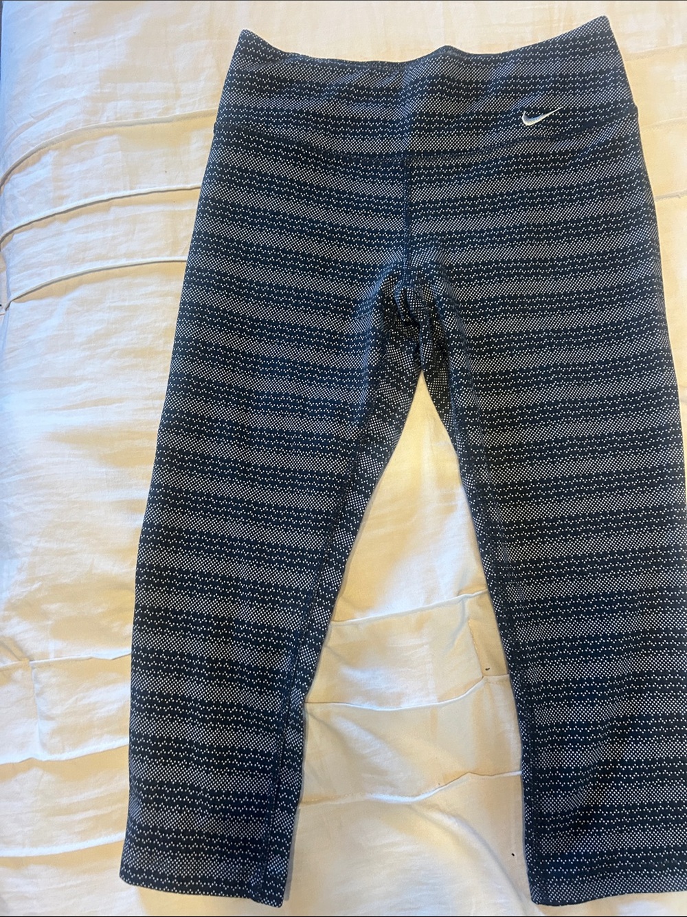 Nike women’s Black & Gray Patterned Cropped Leggings